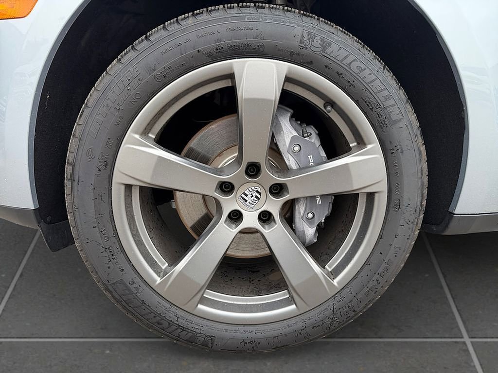 Used 2025 Porsche Macan AWD/4WD image 10