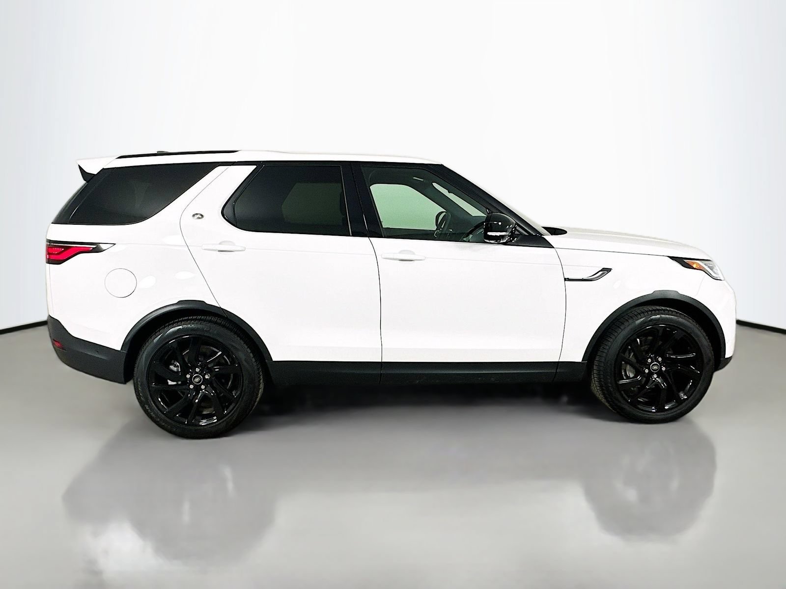 Used 2025 Land Rover Discovery S AWD/4WD image 4