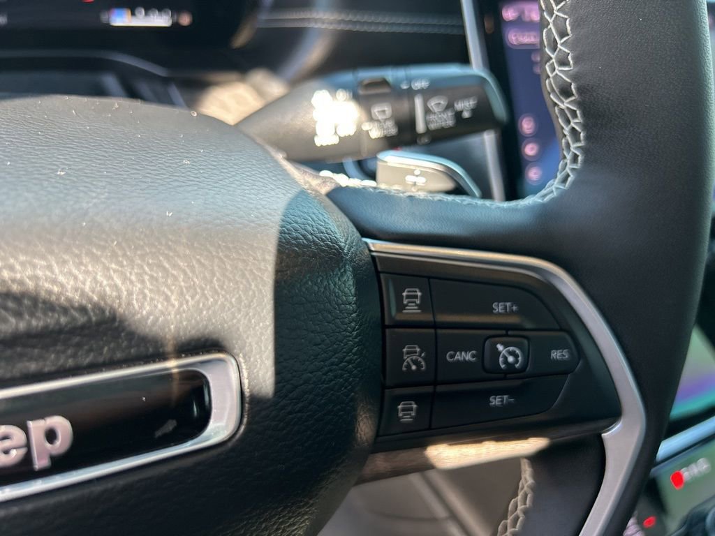 Used 2025 Jeep Grand Cherokee L Limited w/ Black Appearance Package image 17