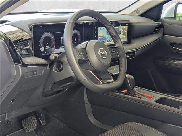 Used 2025 Nissan Kicks SR AWD/4WD image 2