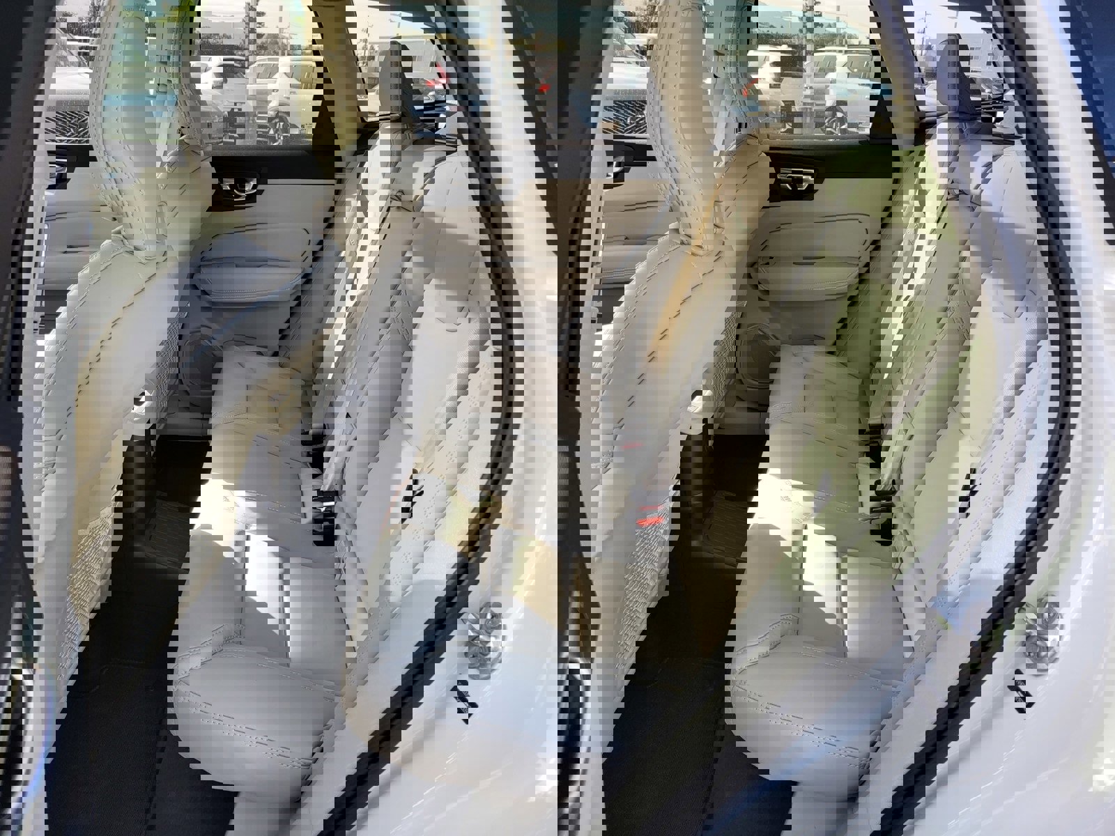 Certified 2024 Volvo XC60 T8 Ultimate w/ Protection Package Premier image 12