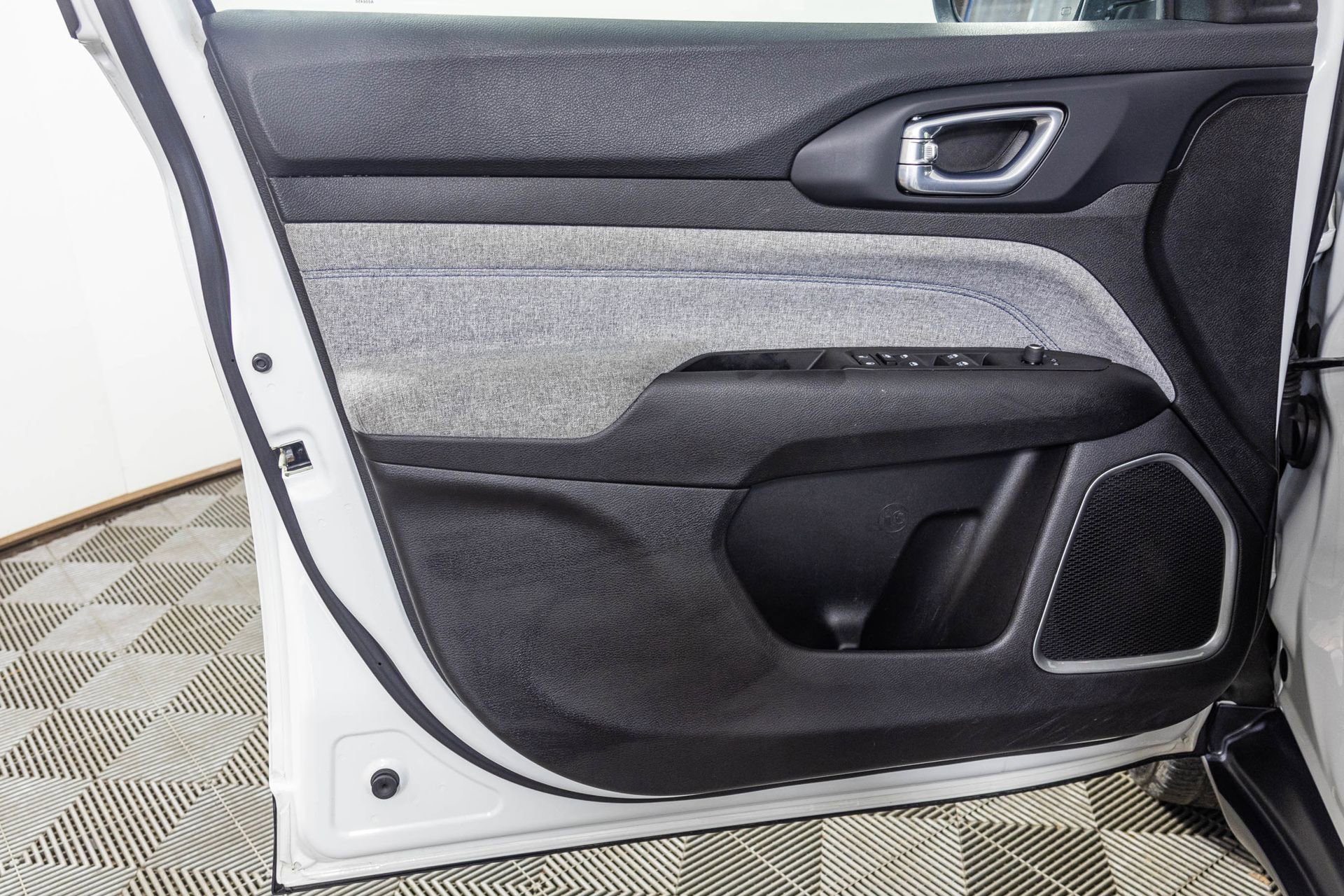 Used 2023 Jeep Compass Latitude image 34