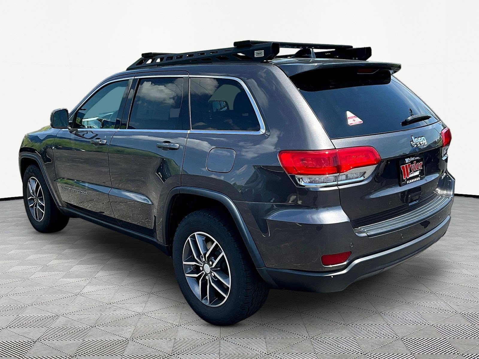 Used 2019 Jeep Grand Cherokee Laredo w/ Laredo X Package RWD image 4
