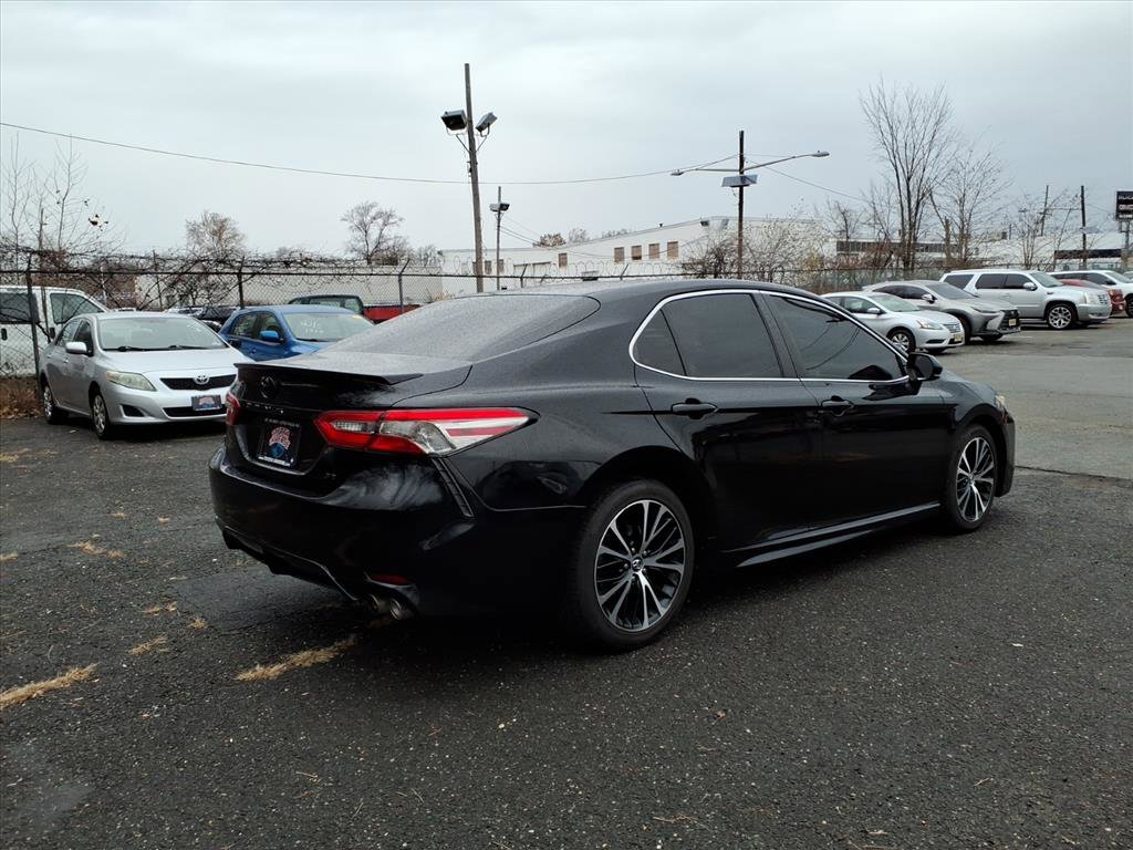 Used 2018 Toyota Camry SE FWD image 6