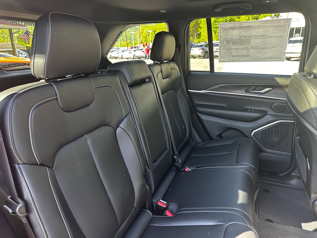 New 2026 Jeep Grand Cherokee Limited w/ Limited Altitude Package AWD/4WD image 30
