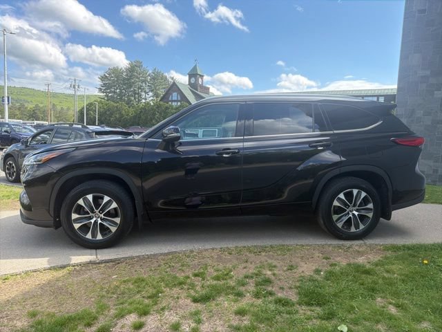 Used 2021 Toyota Highlander XLE AWD/4WD image 5