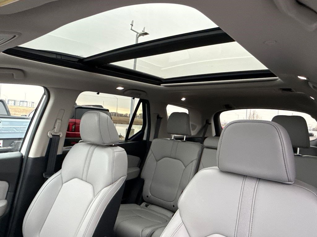 Certified 2025 Honda Pilot Touring image 21