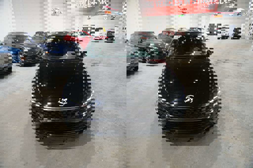 Used 2025 Hyundai Elantra SEL image 3