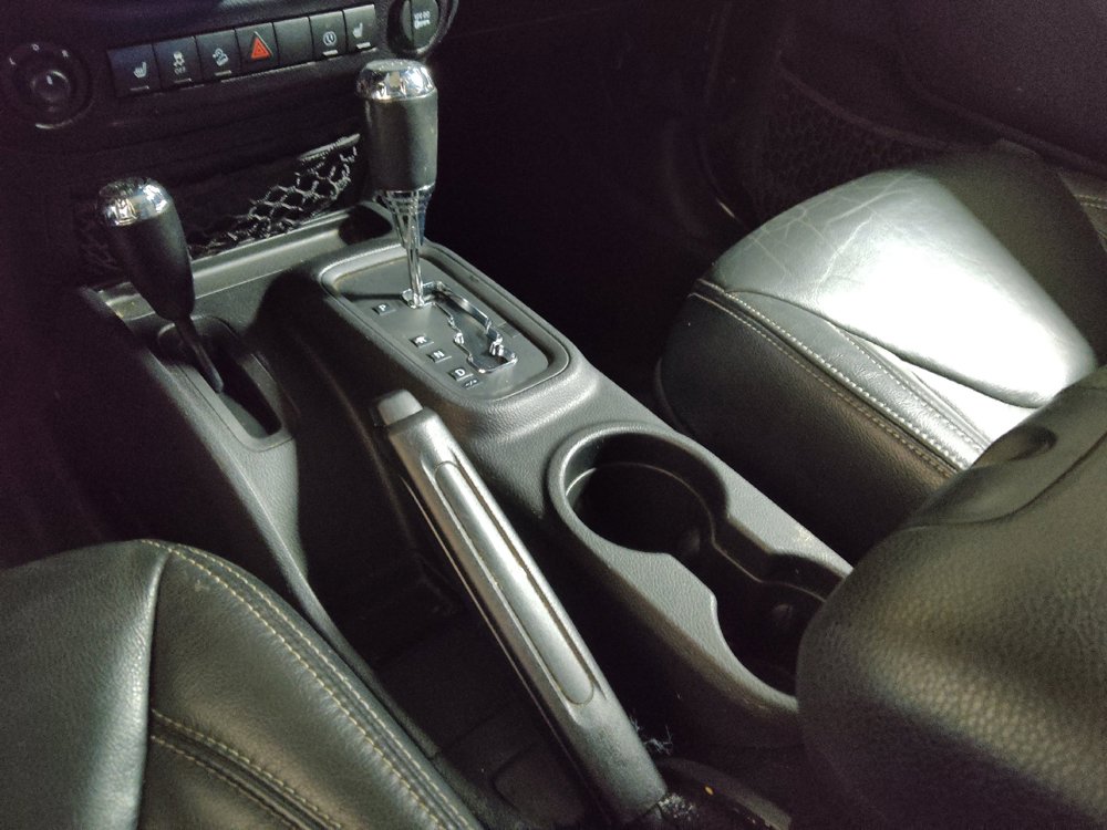 Used 2015 Jeep Wrangler Unlimited Sahara w/ Connectivity Group AWD/4WD image 26