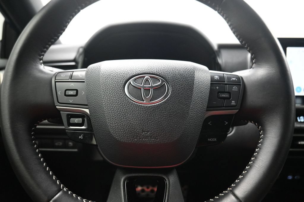 Used 2025 Toyota Camry SE w/ Convenience Package FWD image 7