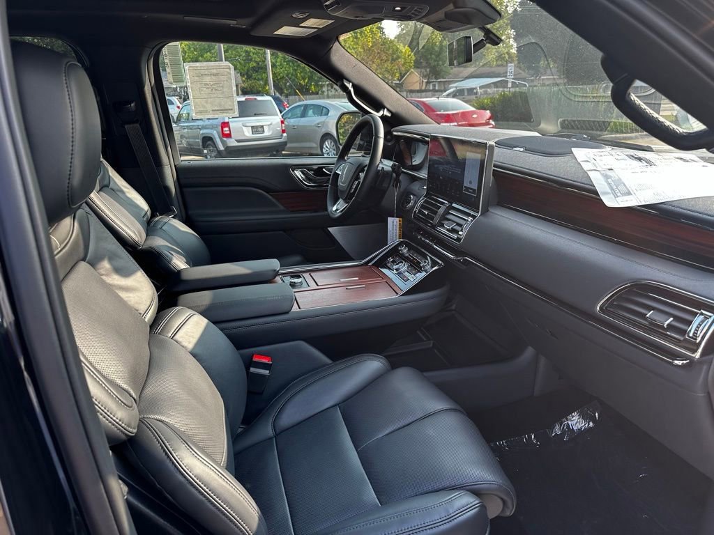 Used 2024 Lincoln Navigator Reserve image 23