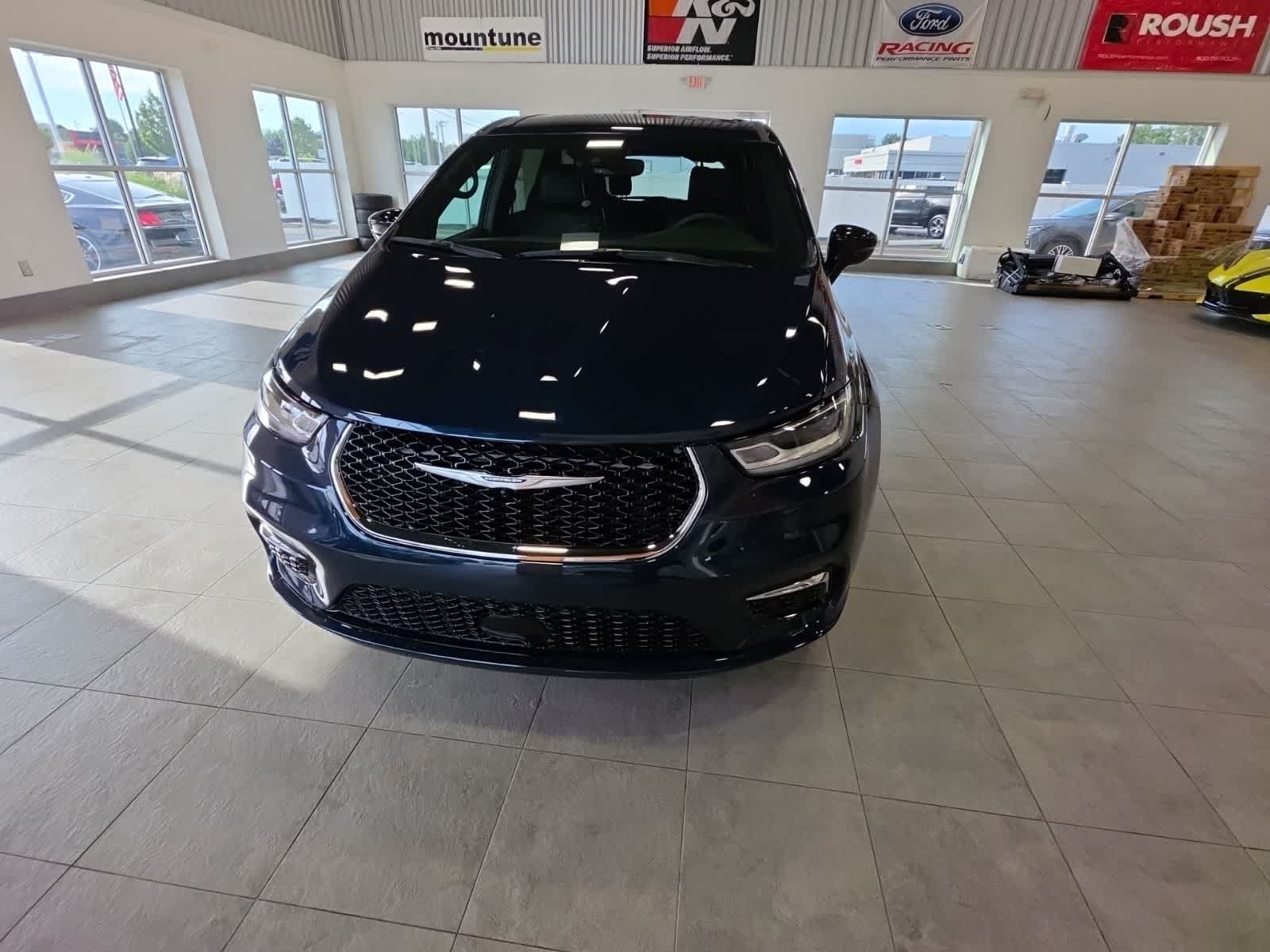 Used 2025 Chrysler Pacifica Select FWD video 2