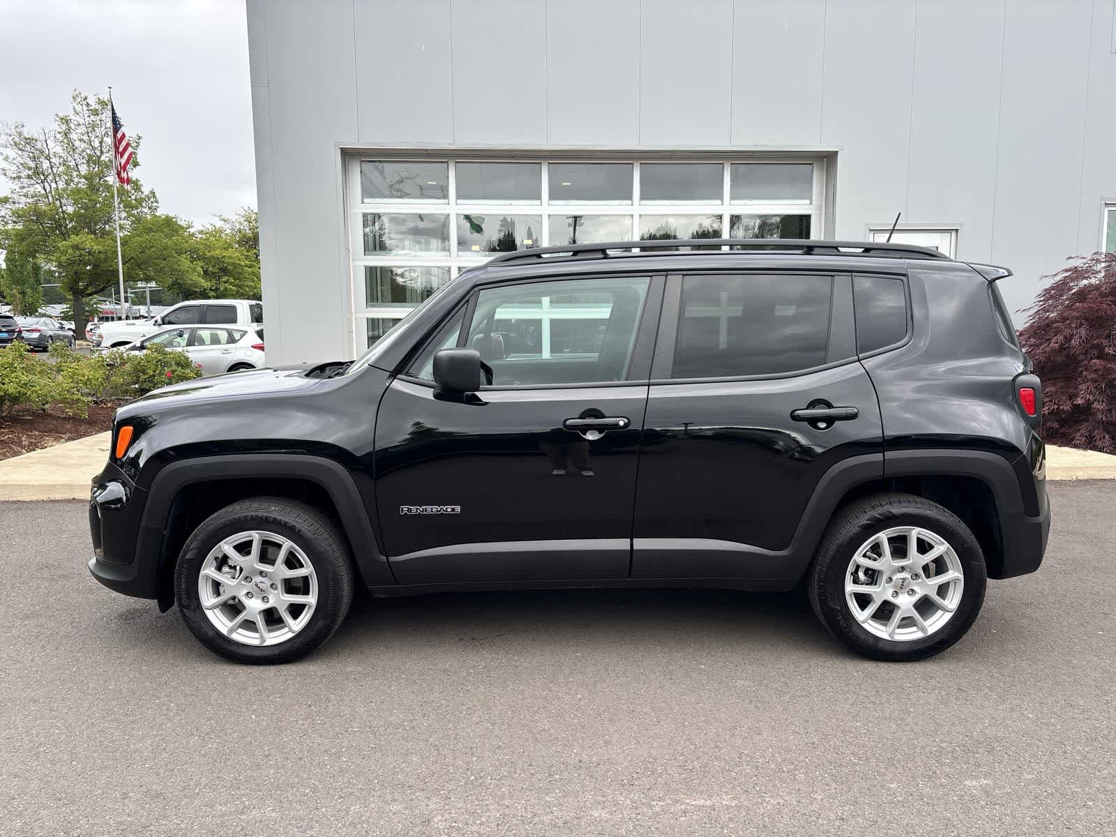 Certified 2022 Jeep Renegade Latitude w/ Convenience Group AWD/4WD image 2