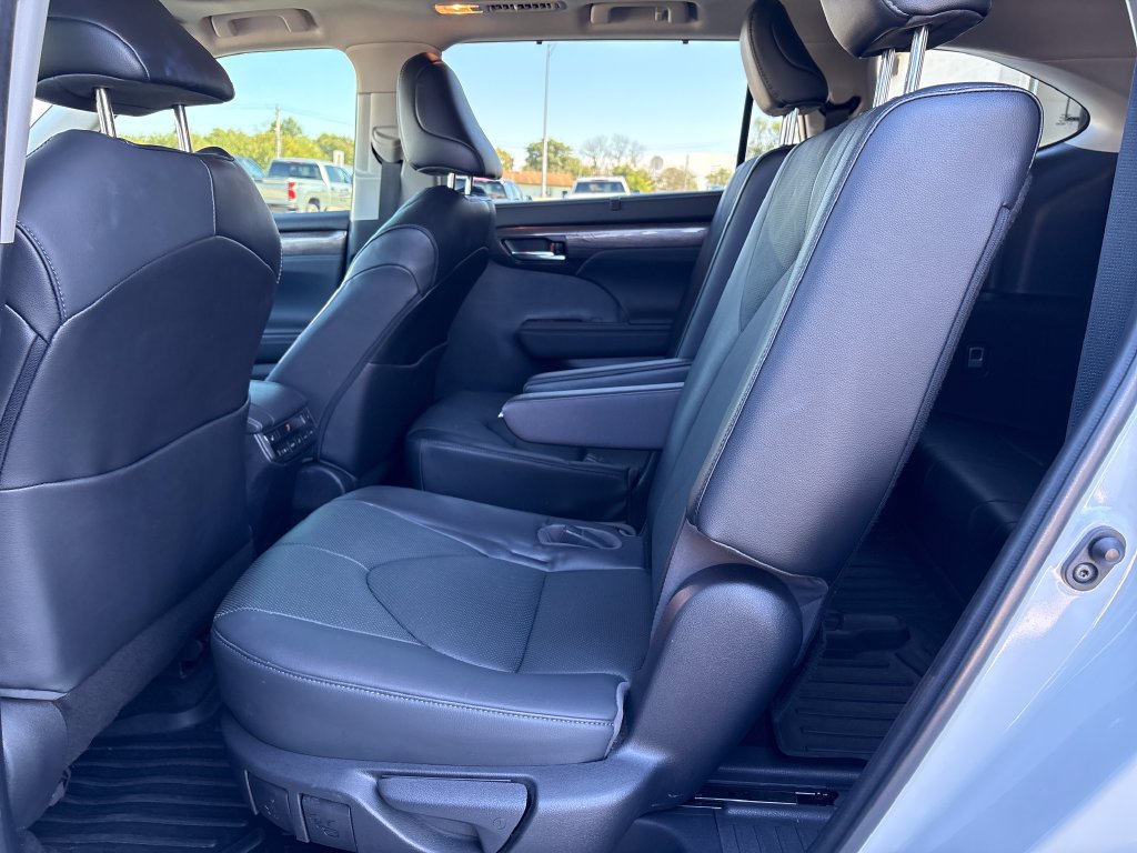 Used 2023 Toyota Highlander XLE AWD/4WD image 22