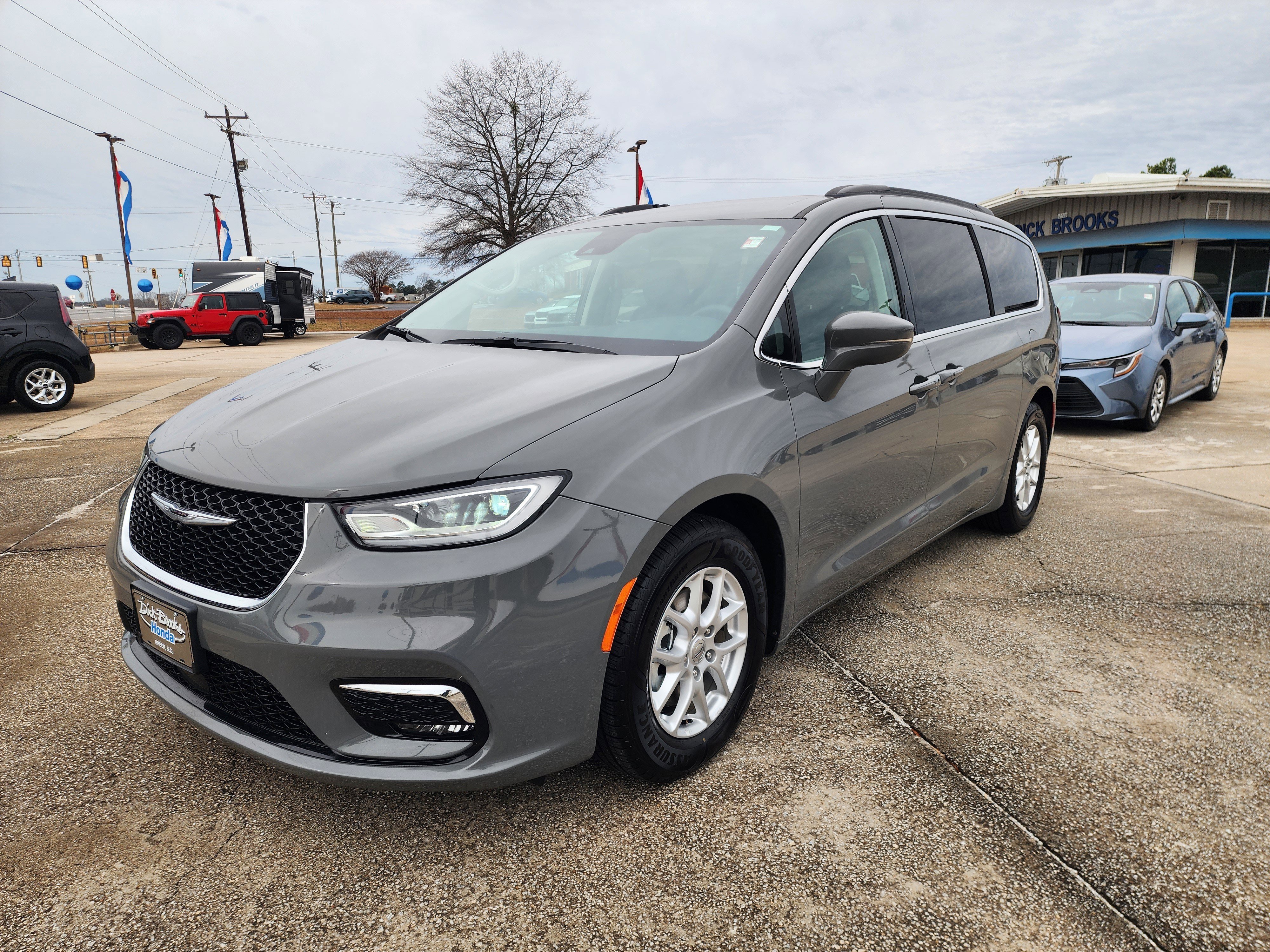 Used 2022 Chrysler Pacifica Touring-L image 9