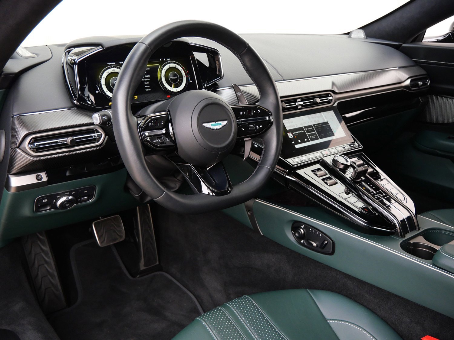 Used 2025 Aston Martin V8 Vantage Coupe image 3