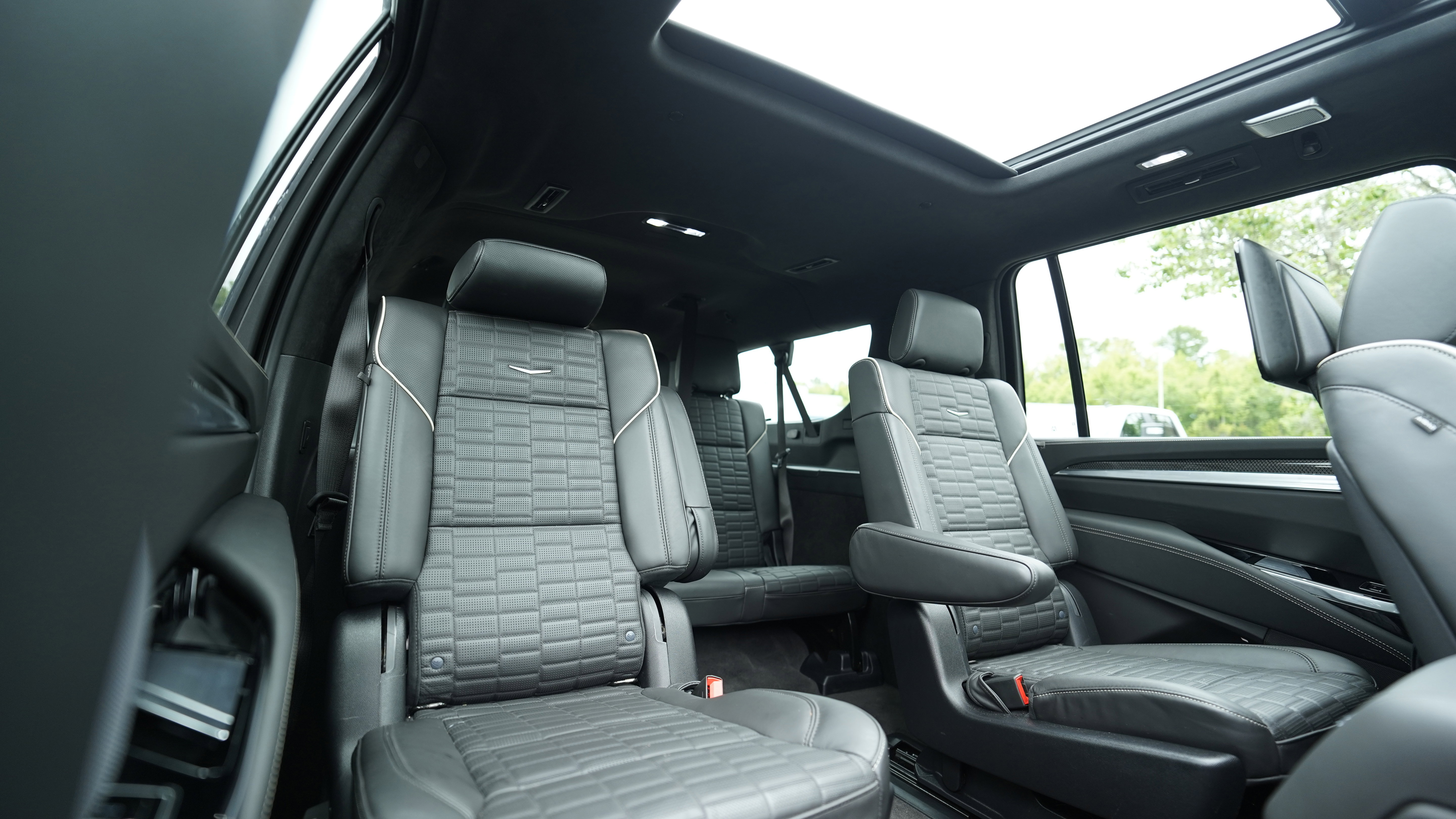 Used 2025 Cadillac Escalade ESV V AWD/4WD image 27