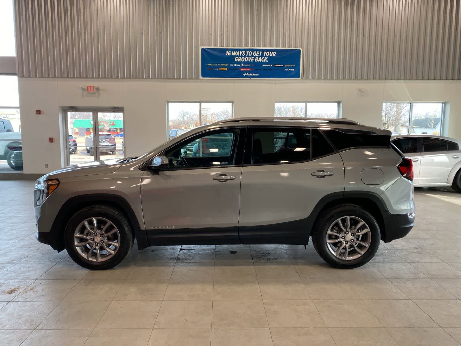 Used 2024 GMC Terrain SLT FWD image 2