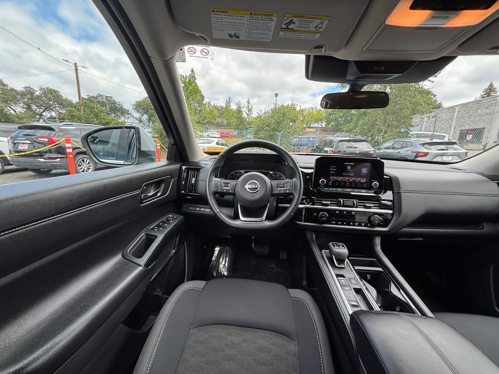 Used 2025 Nissan Pathfinder SV FWD image 37