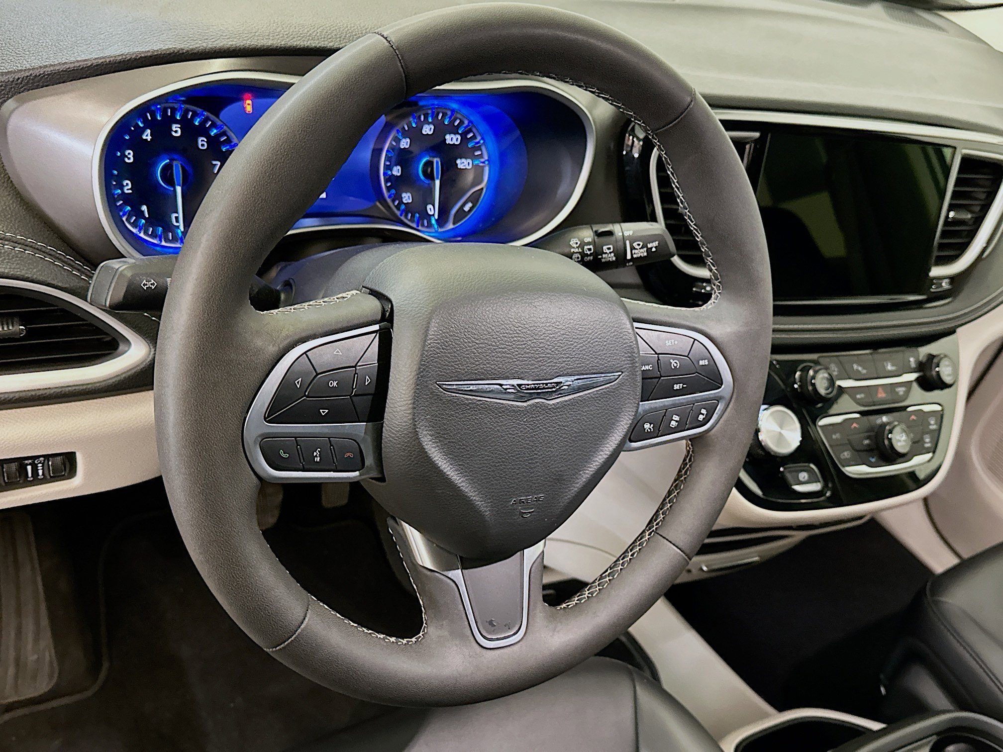 Used 2024 Chrysler Pacifica Touring-L image 18