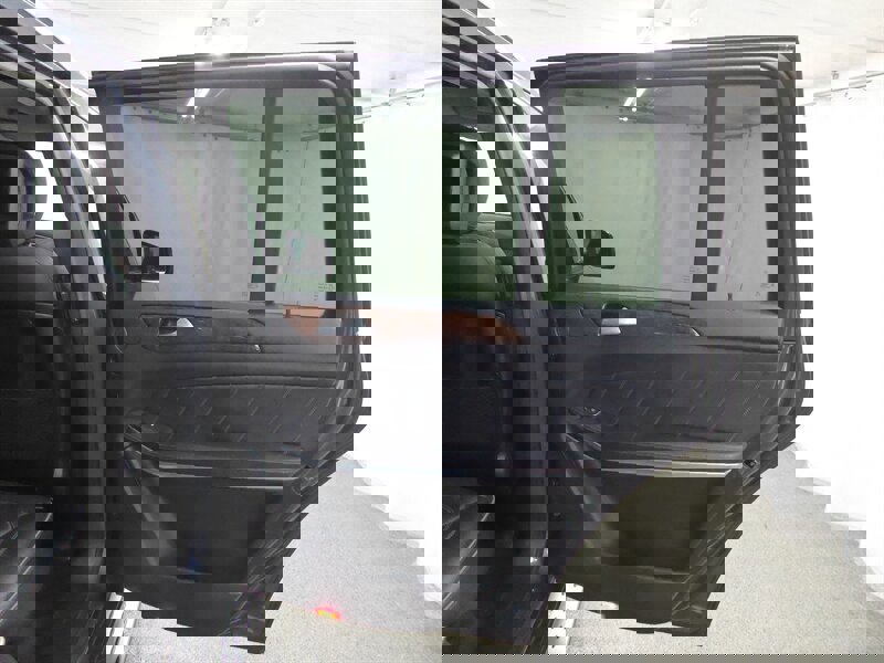 Used 2014 Mercedes-Benz GL 550 GL 550 4MATIC w/ Driver Assistance Package image 33