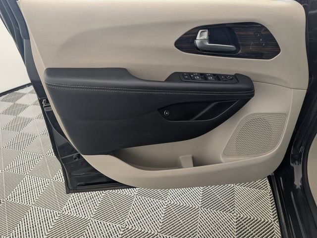 Used 2023 Chrysler Pacifica Limited image 10