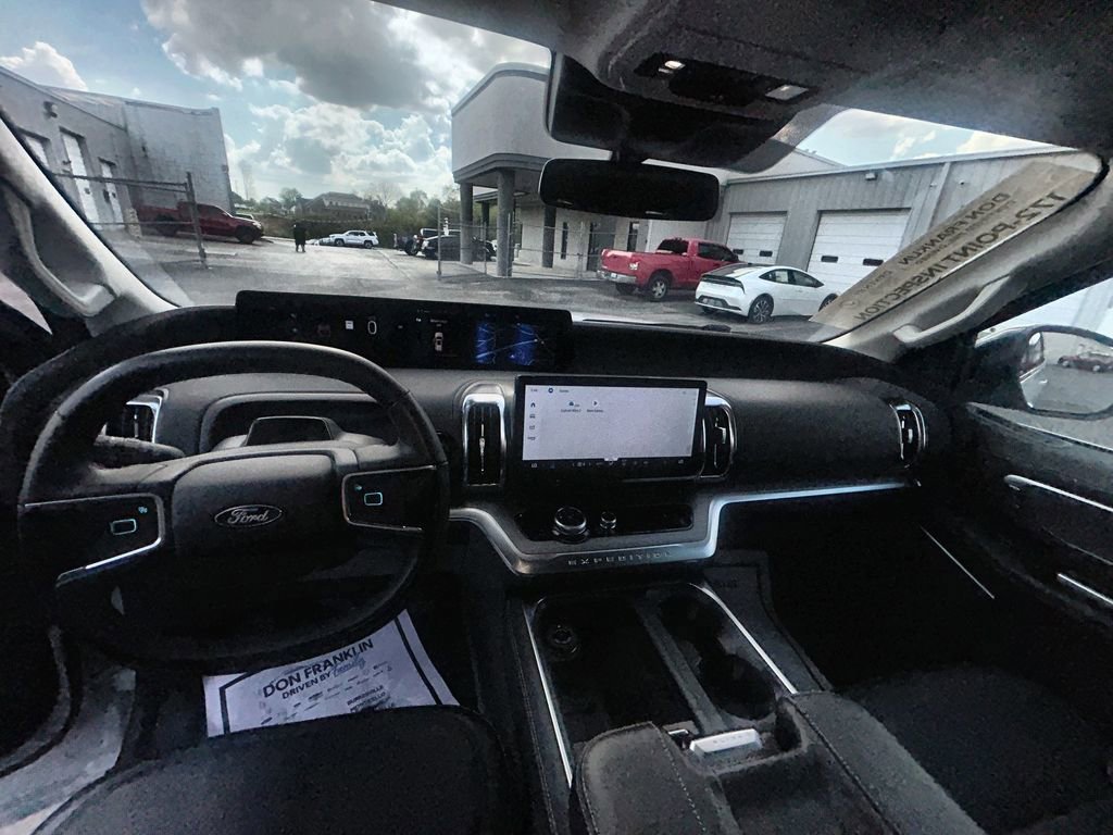 Used 2025 Ford Expedition Platinum image 10