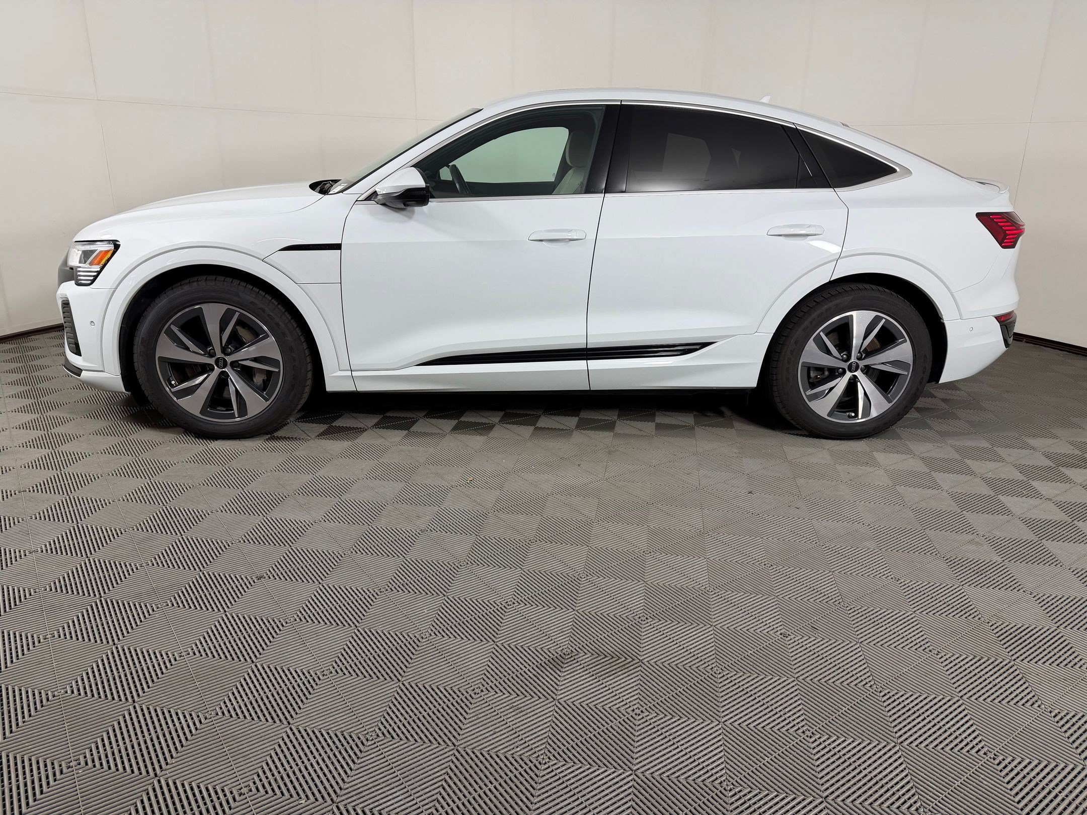 Used 2024 Audi Q8 e-tron Premium Plus w/ Premium Plus Package AWD/4WD image 2
