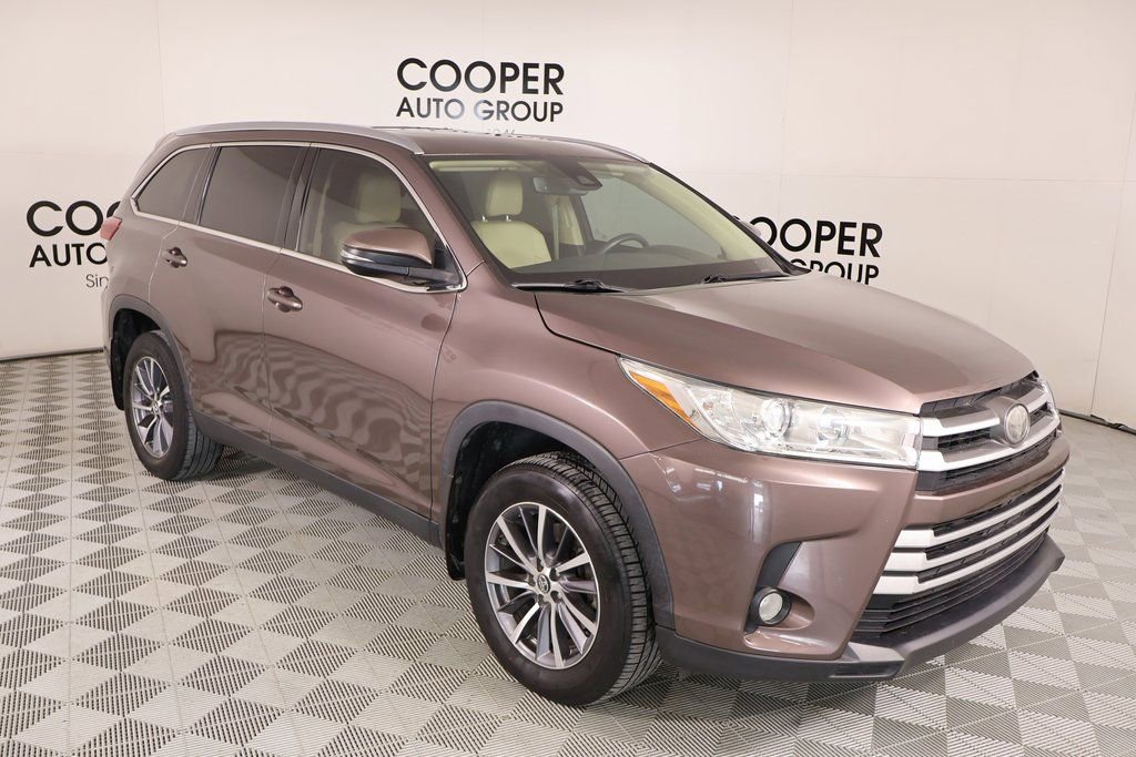 Used 2019 Toyota Highlander XLE image 1