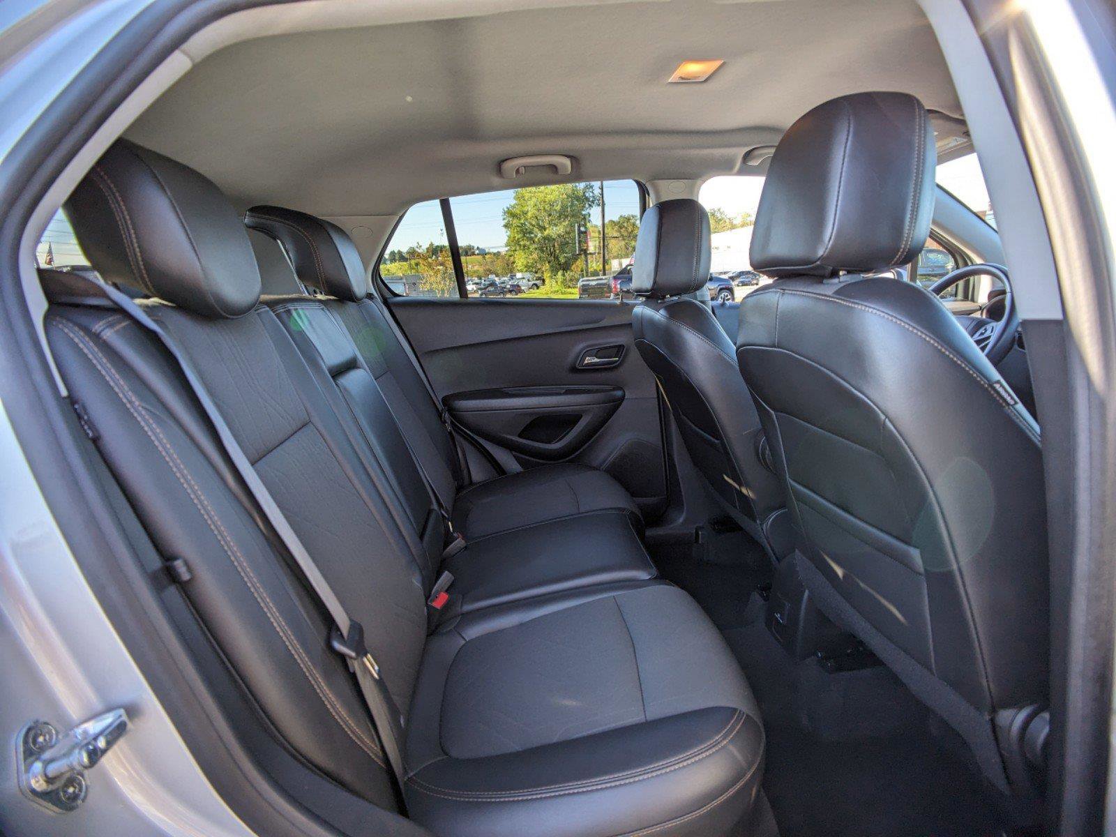 Used 2022 Chevrolet Trax LT w/ LT Convenience Package image 12