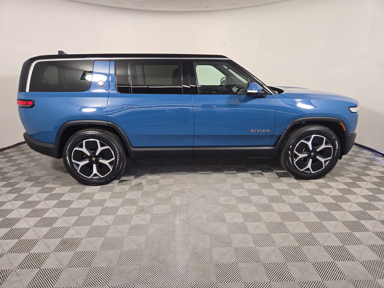 Used 2024 Rivian R1S Adventure AWD/4WD image 6