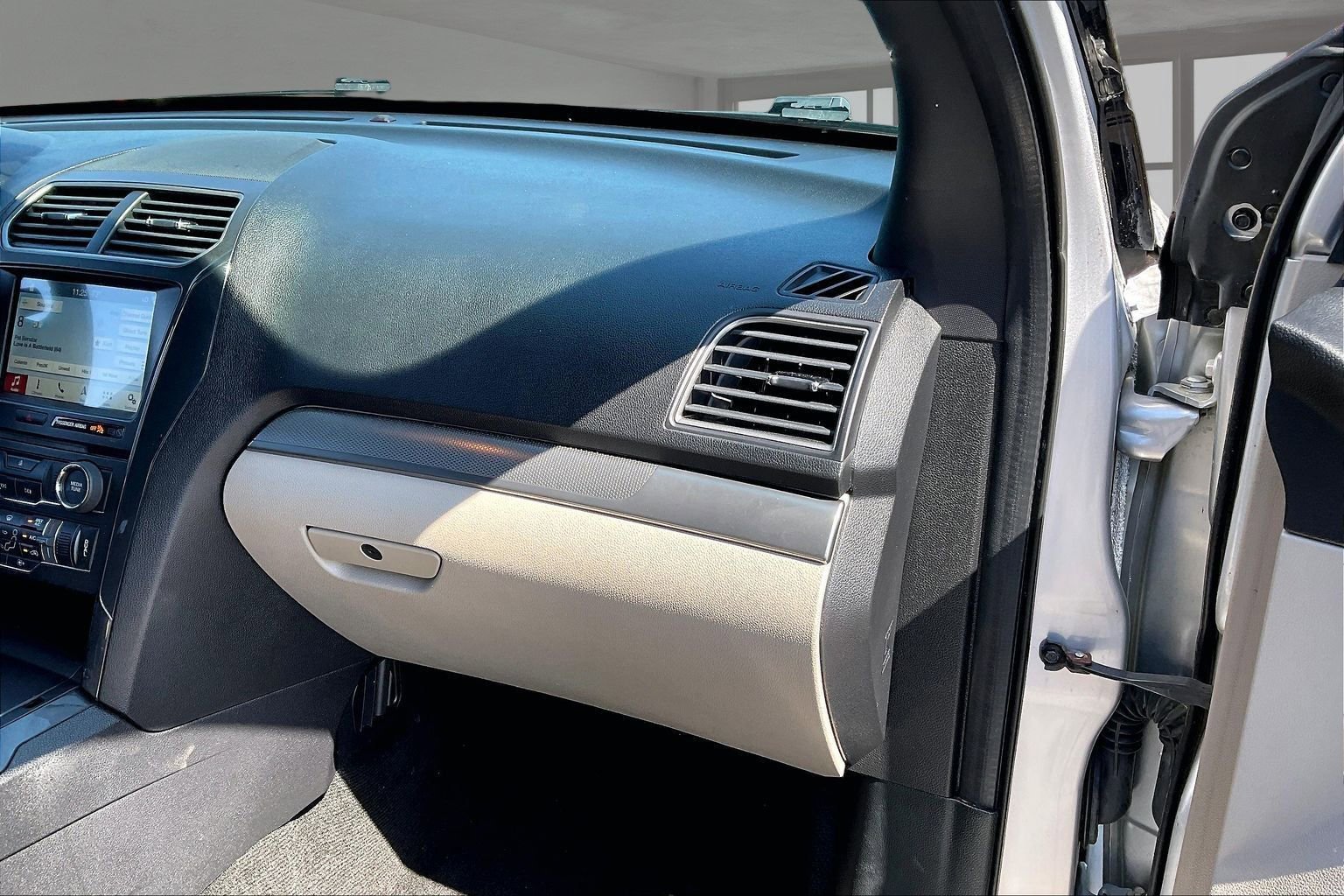 Used 2018 Ford Explorer XLT w/ Equipment Group 201A FWD image 27