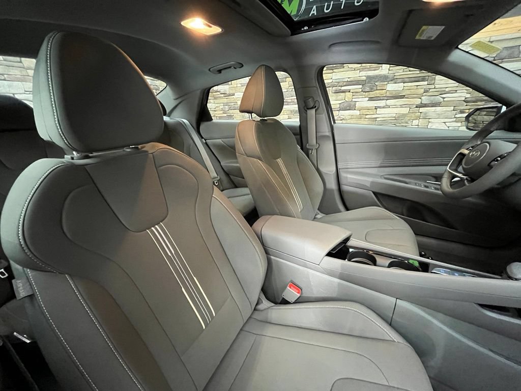 Used 2025 Hyundai Elantra SEL FWD image 28