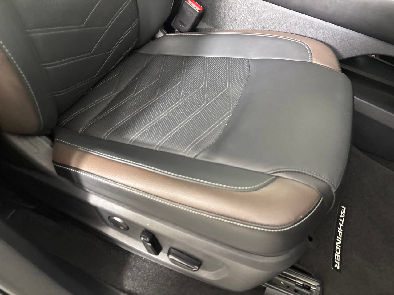 Used 2025 Nissan Pathfinder Platinum FWD image 35