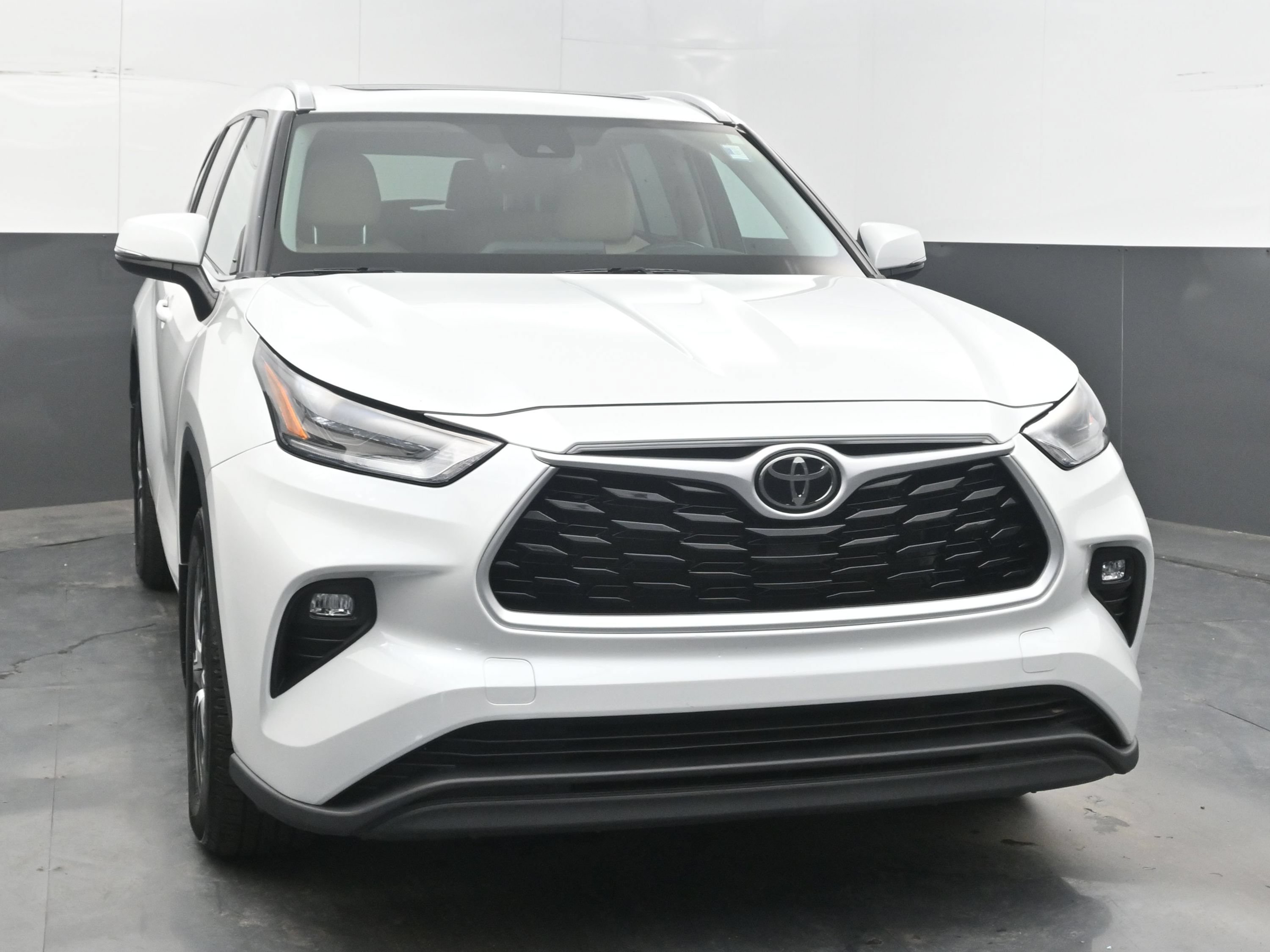 Used 2022 Toyota Highlander XLE AWD/4WD image 3