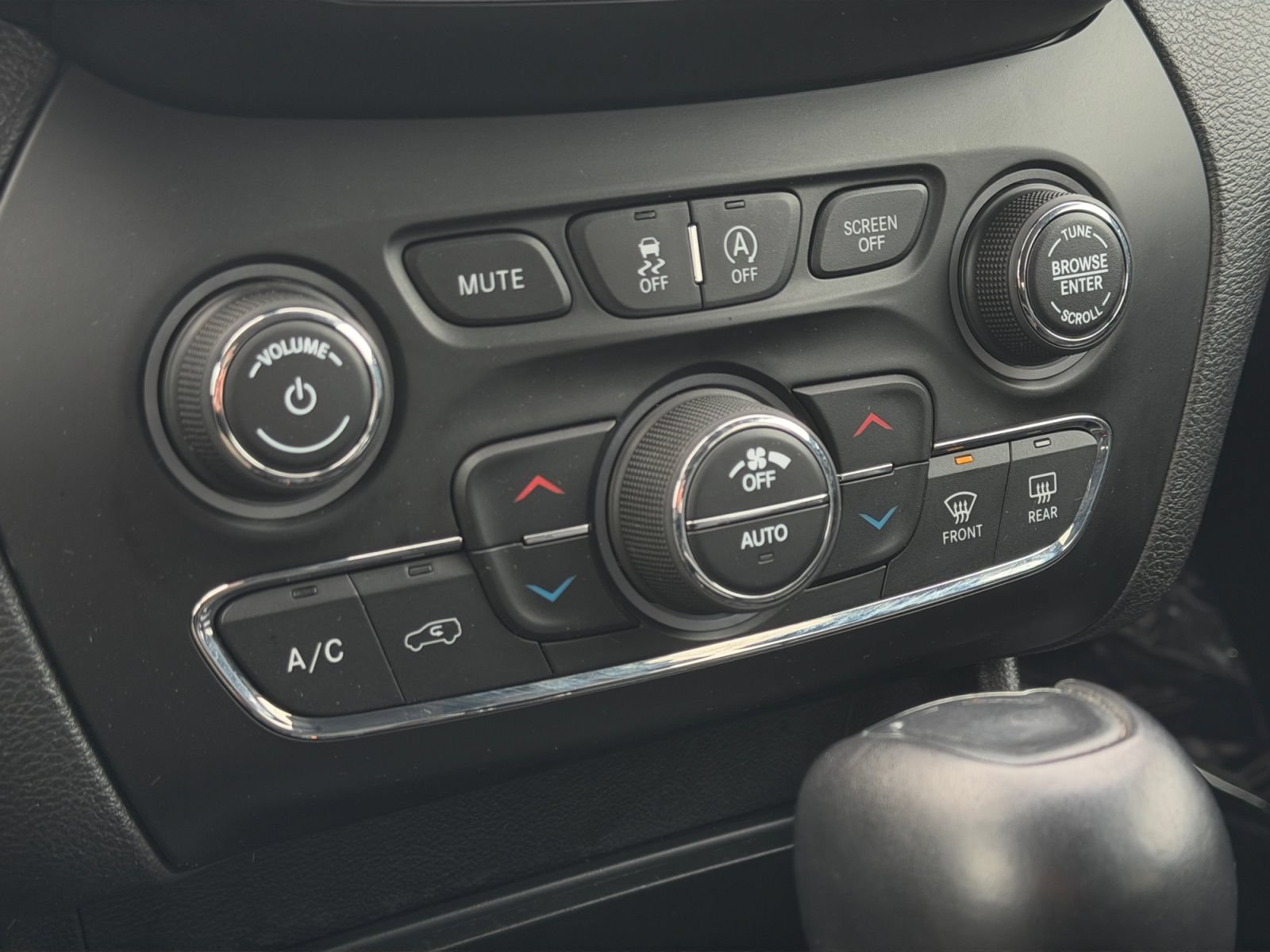 Used 2019 Jeep Cherokee Trailhawk w/ Cold Weather Group AWD/4WD image 27