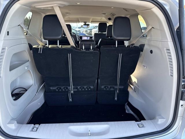 Used 2024 Chrysler Pacifica Touring-L image 6