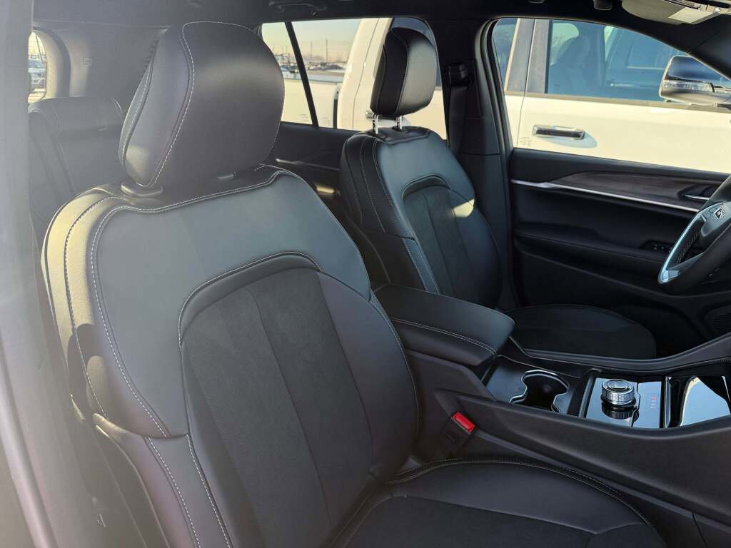 New 2026 Jeep Grand Cherokee Altitude image 18