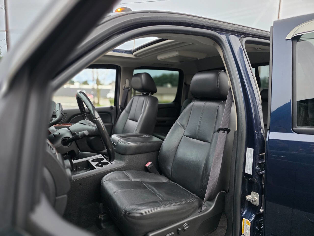 Used 2011 Chevrolet Silverado 3500 LTZ image 36