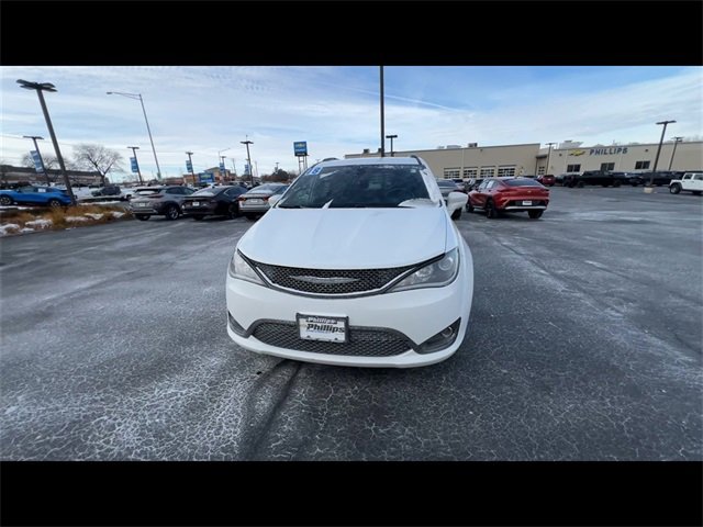 Used 2018 Chrysler Pacifica Touring-L w/ Premium Audio Group image 3