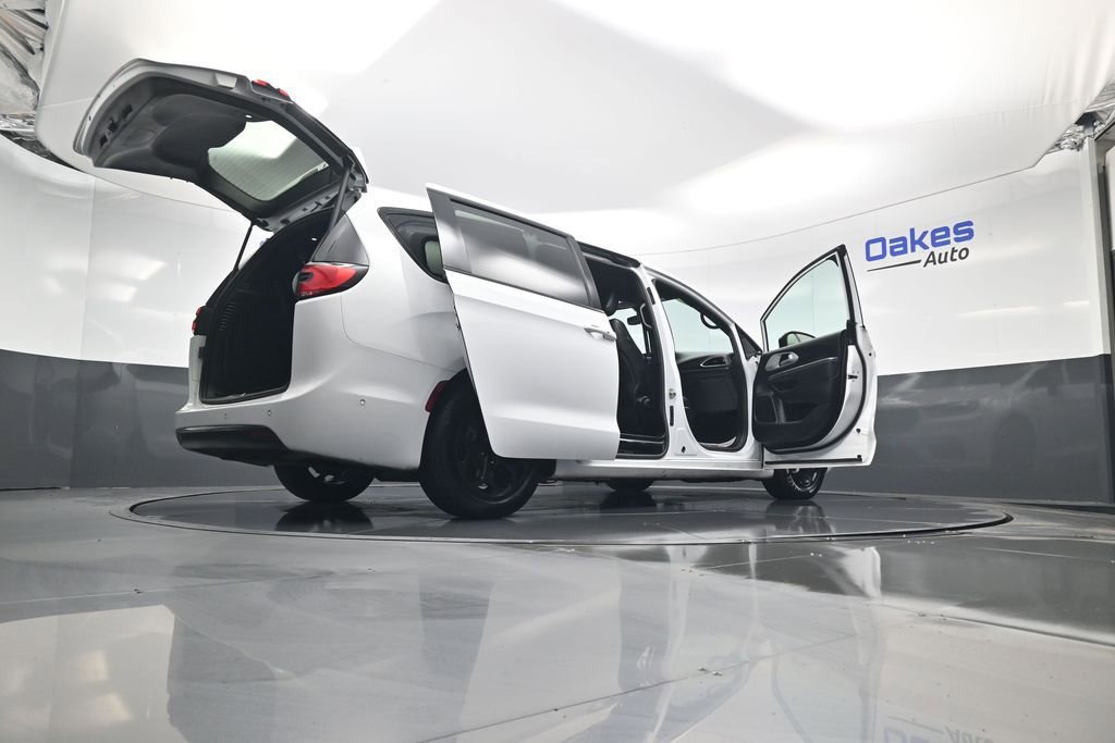 Used 2024 Chrysler Pacifica Select image 61