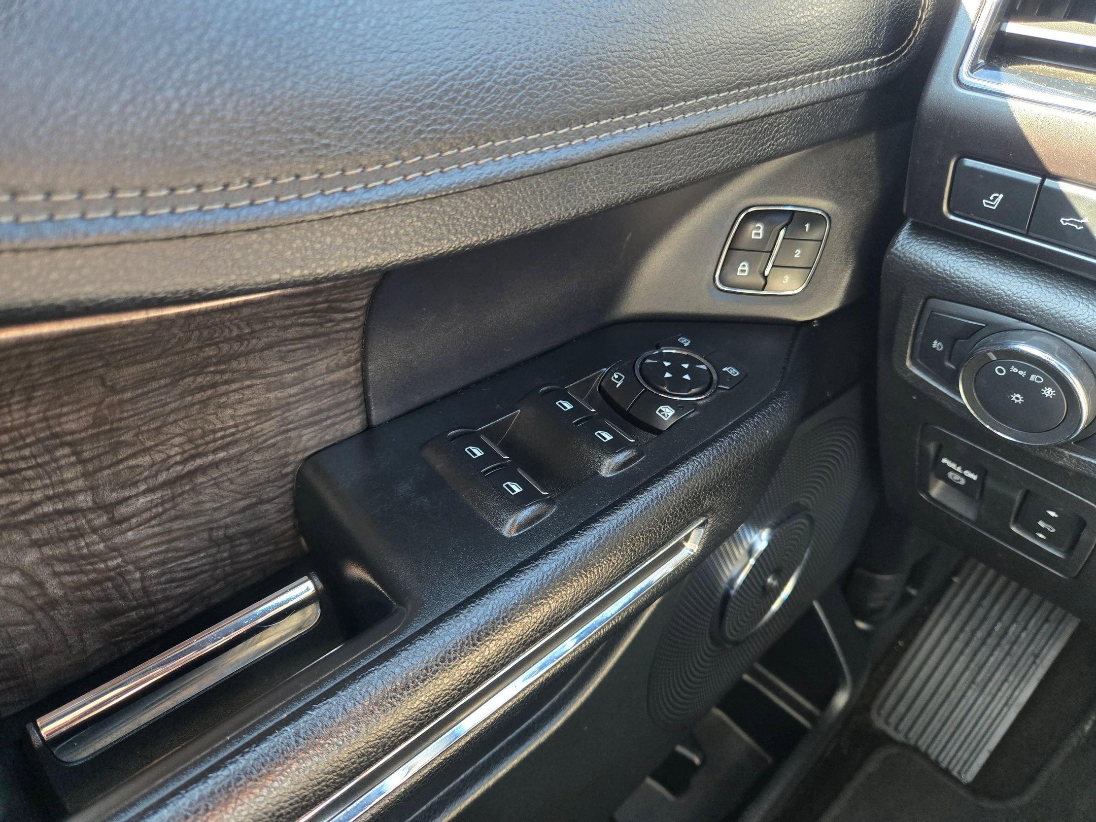 Used 2021 Ford Expedition Limited image 21