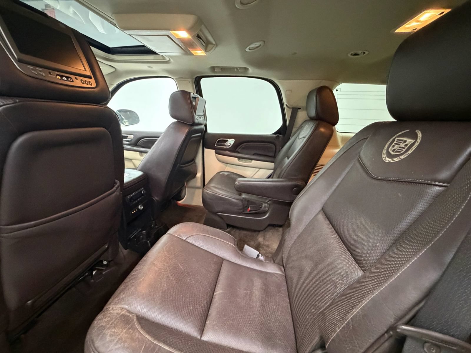 Used 2011 Cadillac Escalade Platinum AWD/4WD image 16