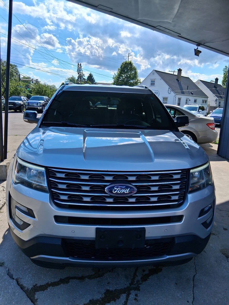 Used 2017 Ford Explorer XLT w/ Equipment Group 202A FWD image 2