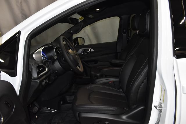 New 2026 Chrysler Pacifica Select image 10
