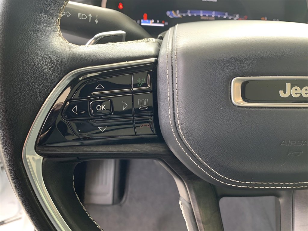 Used 2022 Jeep Grand Cherokee Overland w/ Luxury Tech Group IV image 36
