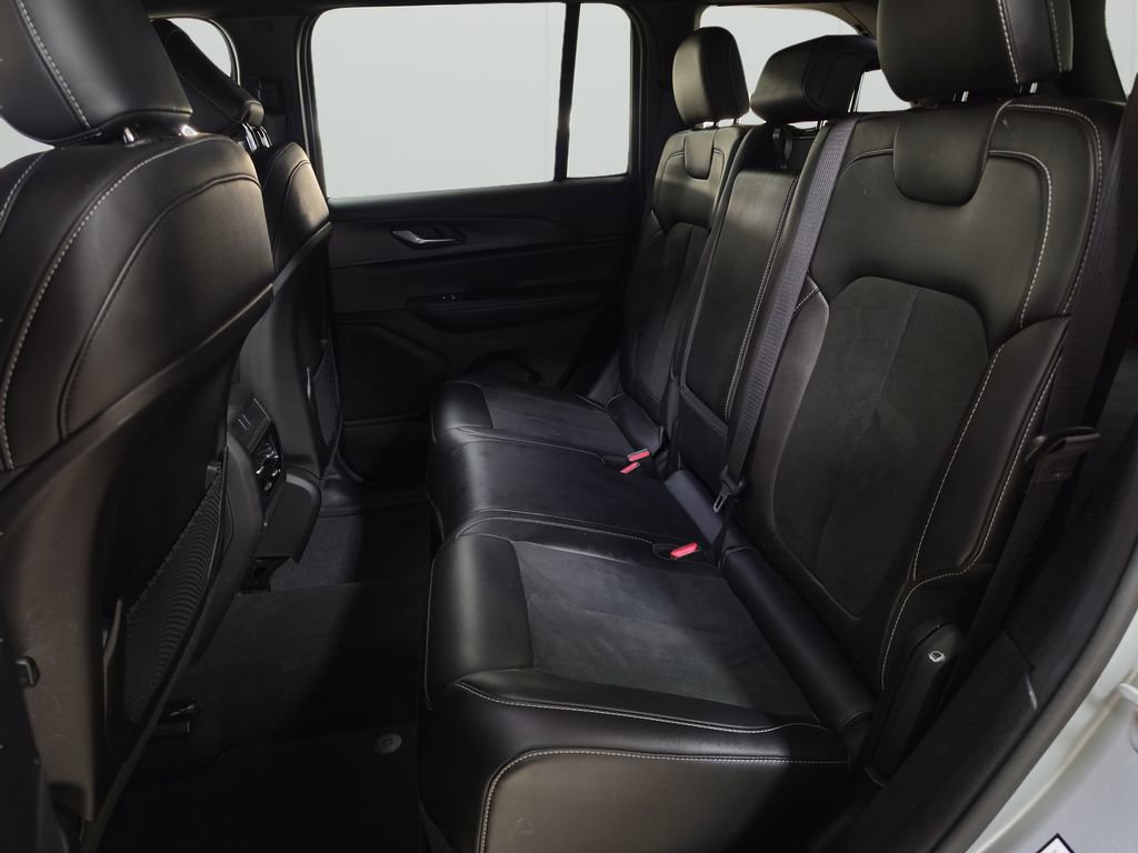 Used 2025 Jeep Grand Cherokee Altitude image 16