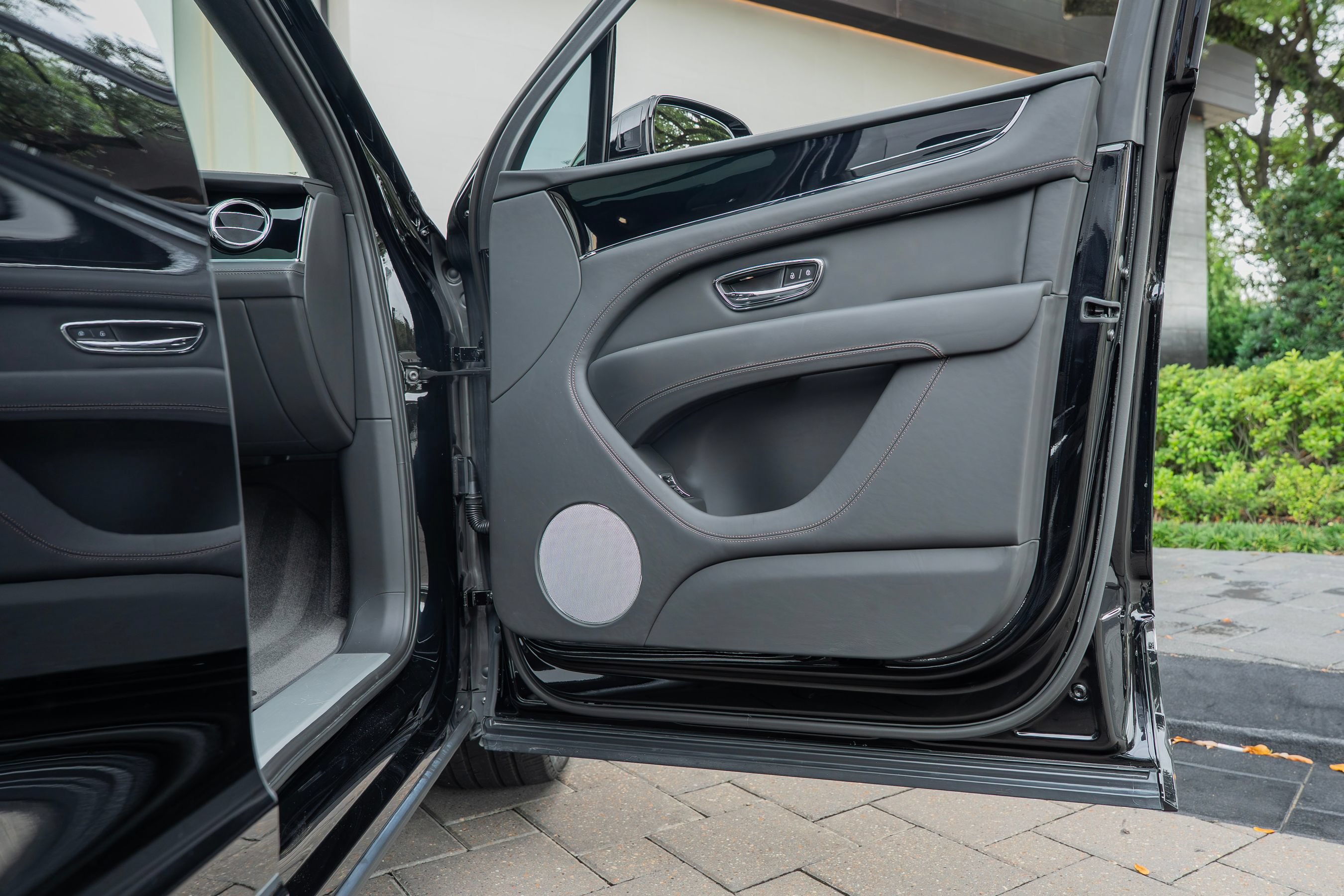 Certified 2024 Bentley Bentayga Plug-In Hybrid AWD/4WD image 19