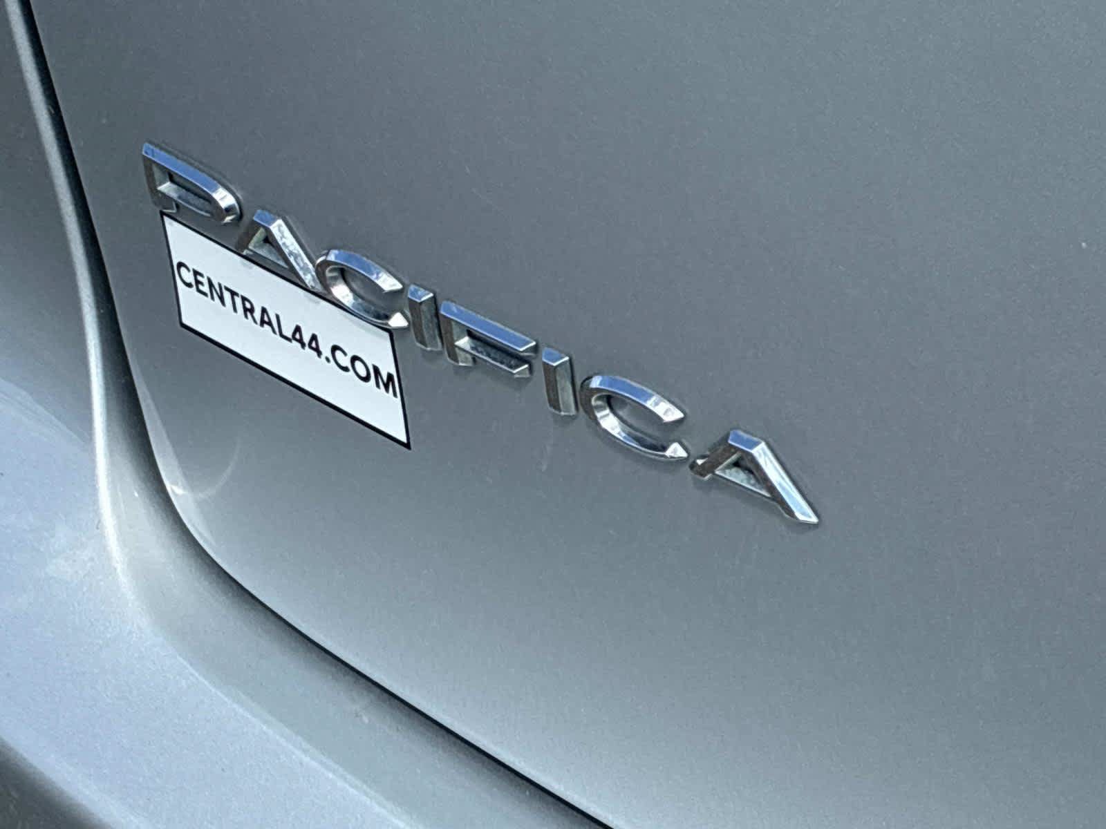Certified 2024 Chrysler Pacifica Touring-L FWD image 11