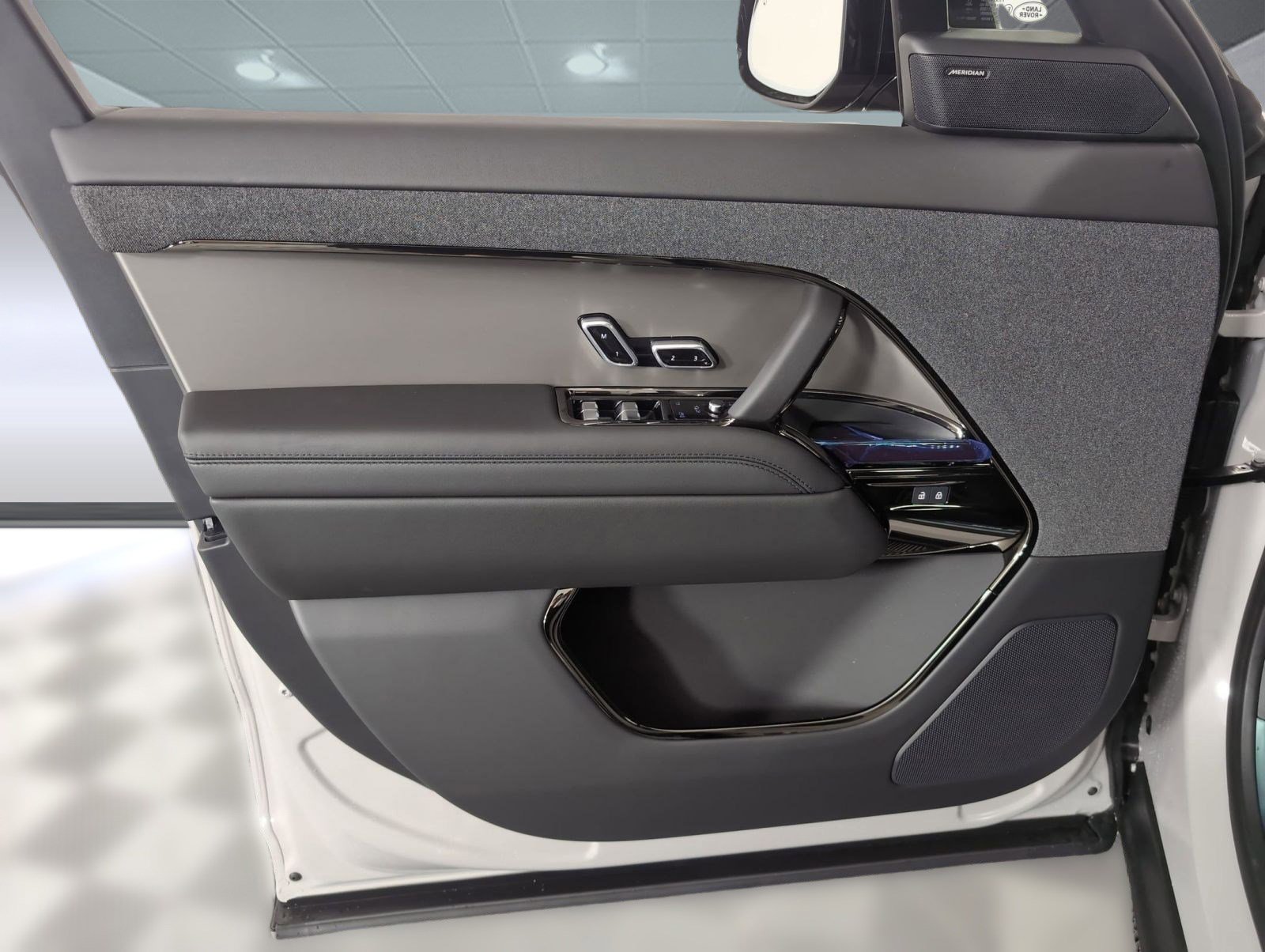 Used 2025 Land Rover Range Rover Sport SE image 11